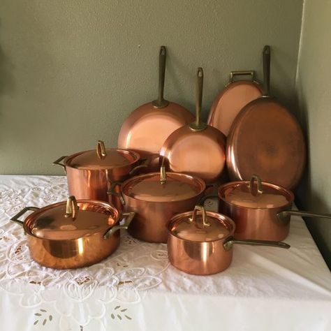 Copper Aesthetic, Copper Pots And Pans, Copper Cookware Set, Tuscan Decorating Kitchen, Witches Kitchen, Kitchen Decor Collections, Vintage Copper Pots, Copper Tea Kettle, Revere Ware