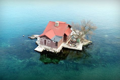 Earth’s tiniest inhabited island is known as Just Enough Room Island for a reason — it’s barely the size of a tennis court. Despite measuring in at a minuscule 3,300 square feet, the mi… Zombie Proof House, Dream Mansion, Unusual Homes, Island House, Island Living, Island Home, Private Island, Small Island, Social Distancing