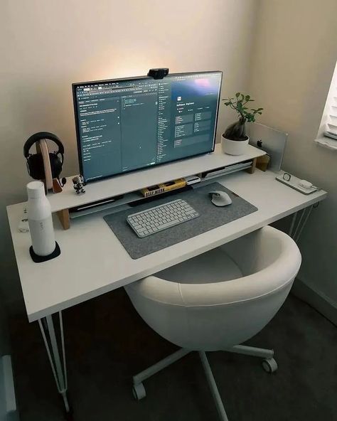 What do you think of this awesome desk setup? 🤔 - Welcome to the official CDS Pinterest account - we post daily workspaces, desk setups, and home offices for your inspiration. - All credit goes to @alexkpot - #desksetup #workspace #homeoffice #officeinspiration #minimalist #deskdecor #workspaceinspiration #workfromhome #deskgoals #deskorganization #officedesign #deskstyling #officegoals #homedecor #desksetupgoals Desk Setup Workspace Inspiration, Office Alcove, Desk Setup Workspace, Clean Desk Setup, White Setup, White Desk Setup, Small White Desk, Minimalist Workspace, Workspace Setup