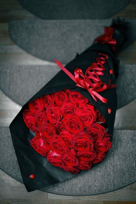 Beautiful red roses in black paper Red Roses Bouquet Black Paper, Red Roses With Black Wrapping, Red Roses Black Bouquet, Red And Black Rose Bouquet, Black Rose Bouquet, Black Girls Luxury Lifestyle, Black And Red Roses, Diy Gifts For Girlfriend, Luxury Flower Bouquets