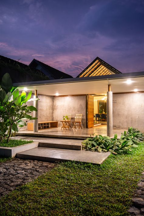 Tropical Contemporary House, Tropical Houses Architecture, Modern Tropical House, Tropical House Design, Contemporary House Exterior, Modern Contemporary Homes, Tropical Architecture, Kerala House Design, Kerala Houses