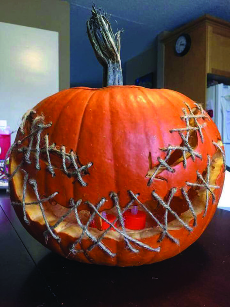 20 creative Jack-o-lantern ideas for this Halloween! – Whole Lifestyle #pumpkin #jackolantern #carving #halloween #halloweendecorations #diyhomedecor #diyhalloween #spooky #spookyseason #blog #blogging Carving Candles, Funny Pumpkin Carvings, Diy Halloween Dekoration, Strašidelný Halloween, Unique Halloween Decorations, Scary Halloween Decorations Diy, Halloween Decor Diy, Creative Pumpkin Carving, Casa Halloween