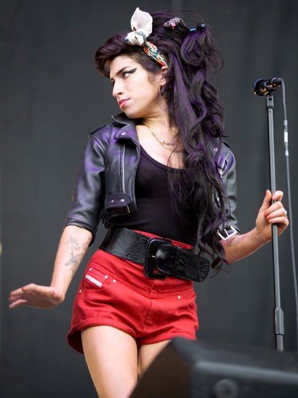 Amy Winehouse Rockstar Hairstyles For Women, Rockstar Hairstyles, Amy Winehouse Style, Female Rock Stars, Amazing Amy, Rock Hairstyles, Female Musicians, Women In Music, Celebrity Trends