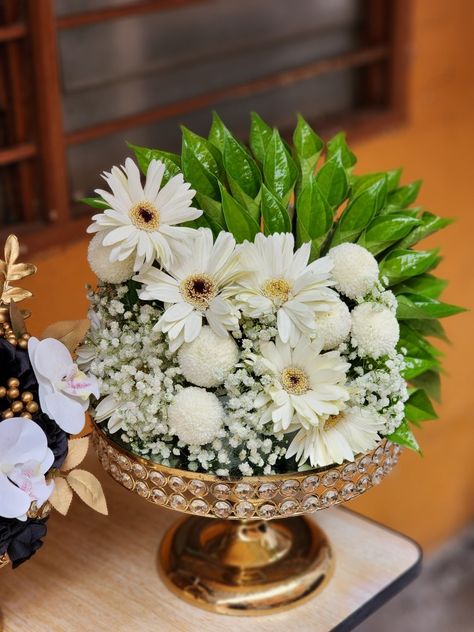 Hantaran Gold Theme, Duit Hantaran Gubahan, Hidden Box Hantaran, Sireh Junjung Hantaran Cincin, Sireh Junjung Hantaran, Diy Flower Arrangements Wedding, Wedding Sign Decor, Wedding Gift Wrapping, Plate Decor