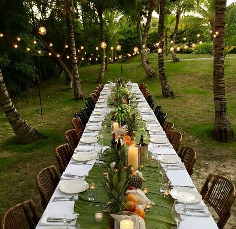 What an elegant and inexpensive way to dress a party table. Pluck some palms from the yard, accent with fruit and candles. Havana Nights Theme, Havana Nights Party, Vintage Wedding Table, Fiji Wedding, Fiesta Tropical, Havana Nights, Garden Party Birthday, Outdoor Dinner, Tropical Party