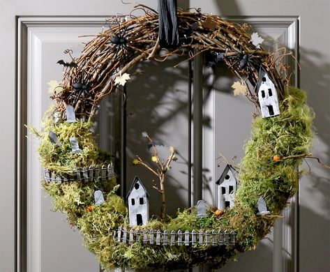 Haunted Mansion Wreath, Diy Halloween Village, Dreams Catcher, Spooky Wreath, Diy Halloween Wreath, Halloween Centerpiece, Halloween Village, Fun Halloween Decor, Halloween Door Decorations