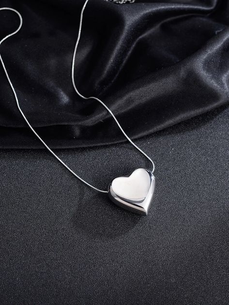 Heart Pendant Necklace | SHEIN USA Jewellery Shoot, Heart Type, Jewellery Photography Inspiration, Womens Silver Jewelry, Outfits Curvy, Outfit 2022, Chubby Fashion, Plus Size Spring, Plus Size Outfit