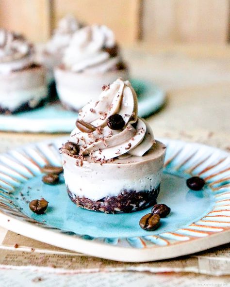 Chocolate+Mocha+Raw+Cheesecake+Cups Hazelnut Cheesecake, Raw Cheesecake, Chocolate Muffin Recipe, Cheesecake Cups, Vegan Muffins, Chocolate Mocha, Vegan Cheesecake, Pastry Tart, Vegan Dessert