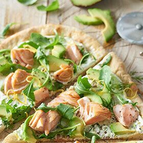 Easy, healthy and tasty - this summery salmon flat bread pizza is the perfect dish for any occasion. Salmon Flatbread Pizza, Salmon Flatbread, Summer Salmon, Salmon Pizza, Flat Breads, Salmon Avocado, Bread Pizza, Flatbread Recipes, Flat Bread