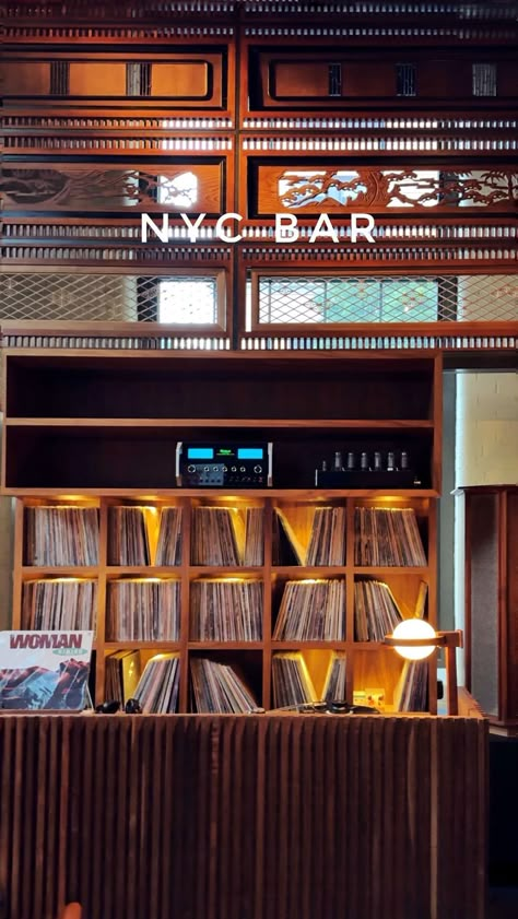 Japan Bar Design, Japanese Listening Bar, Vintage Japanese Restaurant, Tokyo Bar Design, Listening Bar Japan, Listening Bar, Tokyo Jazz Bar, Travel Tokyo, Tokyo Style