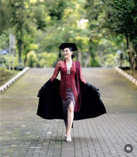 Graduation Photo Poses College, Graduation Poses Women, Convo Pose Ideas, Convo Photoshoot Idea, Moodboard Graduation Photo, Ide Foto Wisuda Outdoor, Convocation Pose Photo Ideas, Pose Wisuda Outdoor, Graduation Ideas Photoshoot