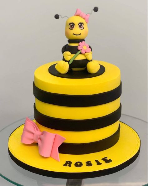 Rosie Birthday, Bumble Bee Cake, Bee Cake, Bee Birthday Party, Bee Cakes, Baby Birthday Themes, Clay Christmas, Bee Birthday, Polymer Clay Christmas