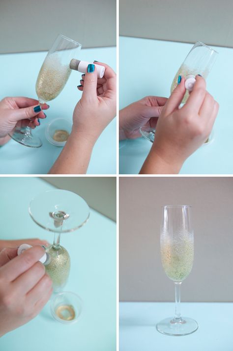 How To Decorate Champagne Glasses, Diy Glitter Glasses, Champagne Glasses Decorated, Sparkly Champagne, How To Make Glitter, Small Shower, Glitter Champagne, Diy Bachelorette Party, Glitter Glasses