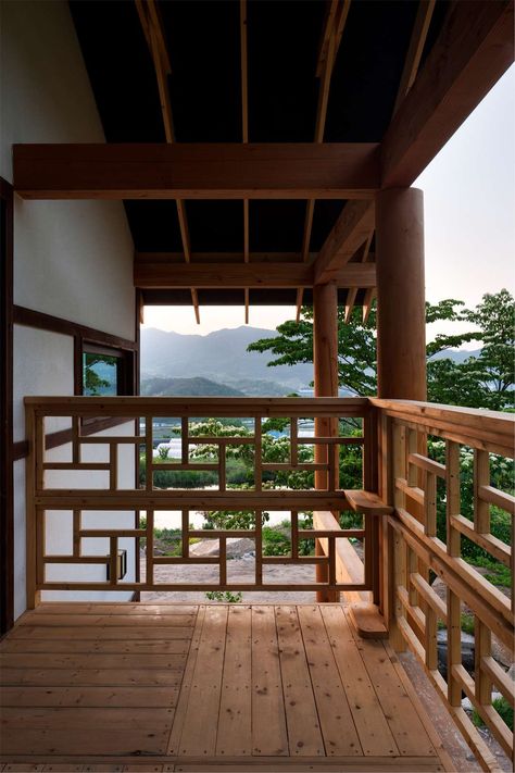 Deck rail. decking boards in alternating directions.  Hanok Neo Korean Homes, Porch Railing Designs, Traditional Korean House, Korean House, Modern Courtyard, House Fence Design, Chinese Fans, Balcony Railing Design, Wood Railing