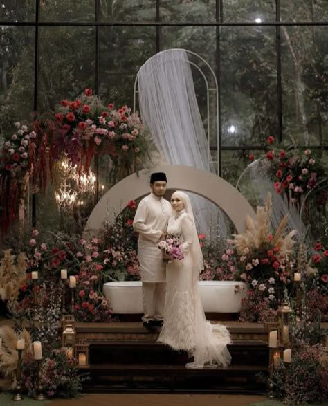 Classic Malay Wedding Theme, Malay Wedding Pelamin Rustic, Malay Wedding Pelamin, Malay Wedding Dress, Pose Wedding, Earth Tone Wedding, Wedding 101, Nikah Outfit, Engagement Decor