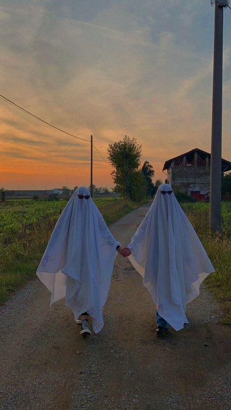 Cute Halloween Pictures Friends, Vintage Ghost Costume, Funny Ghost Photoshoot, Viral Ghost Photoshoot, Aesthetic Ghost Costume, October Photoshoot Ideas, Halloween Aestethic, Ghosts Holding Hands, Pumpkin Head Photoshoot Friends