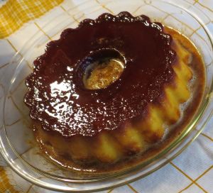 Pudim francés/Pudim flan | Caramel flan Portuguese Flan Recipe, Portuguese Flan, Cuban Desserts, Portuguese Dessert Recipes, Caramel Flan, Portuguese Desserts, Trifle Pudding, Condensed Milk Recipes, Flan Recipe