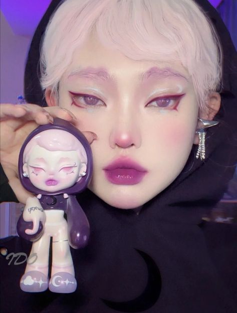 Halloween Makeup Characters, Douyin Makeup White Person, Cute Vampire Makeup, Barbiecore Makeup, Halloween Scary Makeup, Manga Makeup, White Face Makeup, Maquillage Goth, Makeup Cosplay