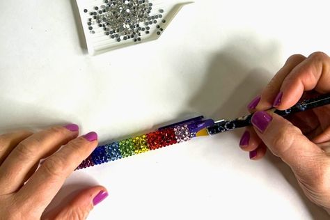 How To Bling Your Own Custom Rhinestone InkJoy Pen — Studio Art Beat Bling Pens Diy, Rhinestone Pens, Papermate Inkjoy Gel Pens, Diy Rhinestone Crafts, Custom Rhinestone, Rhinestone Crafts, Art Beat, Pen Diy, Diy Rhinestone