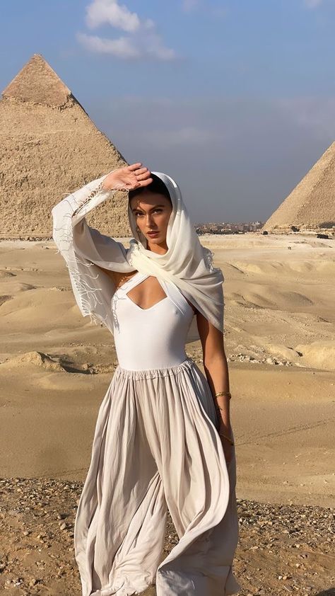 Dubai Desert Outfit, Egypt Clothes, Desert Outfit Ideas, Dubai Outfits Ideas, Egypt Outfits, Desert Photoshoot Ideas, Desert Outfit, Egypt Aesthetic, Dubai Outfits