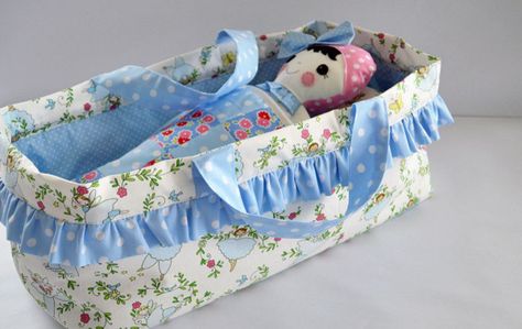 Tutorial: Make a carrycot or Moses basket for a favorite doll or stuffed animal Baby Doll Carrier Pattern, Doll Carrier Pattern, Baby Doll Carrier, Sew Mama Sew, Doll Carrier, Sewing Stuffed Animals, Plushie Patterns, Doll Beds, Doll Bed