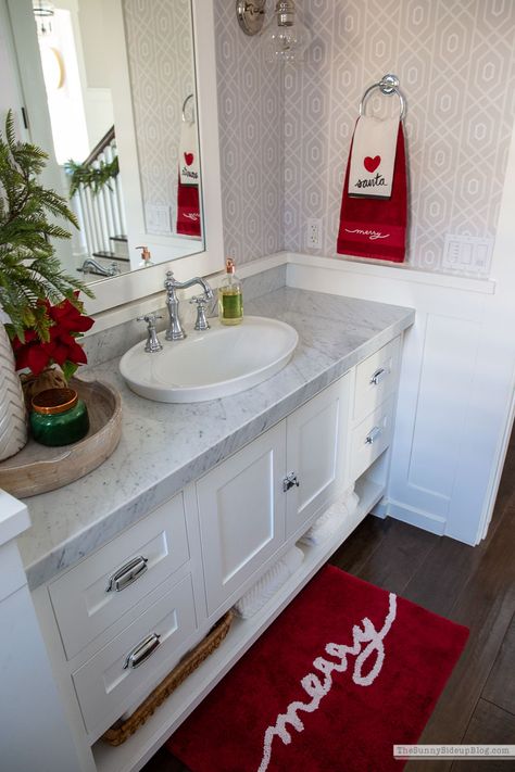 Red Christmas Bathroom Decor, Christmas Themed Bathroom, Christmas Ideas For Bathroom, Christmas Dresser Decor, Christmas Decorations For Bathroom, Christmas Bed Decor, Christmas Decor Ideas For Bathroom, Christmas Decor Ideas Bathroom, White And Red Christmas Decor