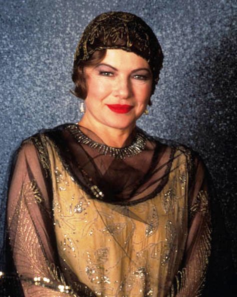 "Bullets Over Broadway" promo still, 1994.  Dianne Wiest as Helen Sinclair.  Wiest received an Oscar nomination for Best Supporting Actress for this Woody Allen comedy/drama in which she played a theater diva who falls in love with her first time idealist director (John Cusack). Hannah And Her Sisters, Dianne Wiest, Oscar Award, Mystery Party, Academy Award Winners, Best Movies, Woody Allen, Academy Award, Purple Rose