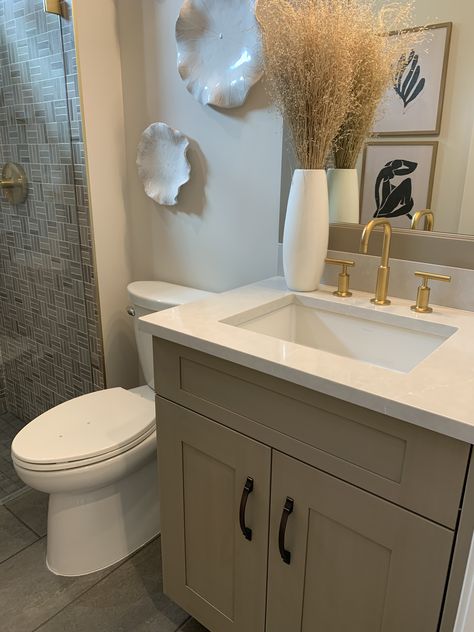 White And Tan Bathroom Ideas, Neutral Tone Bathroom, White And Tan Bathroom, Tan And White Bathroom, Beige And Gray Bathroom, Grey And Beige Bathroom, Cream Colored Bathrooms, Bathroom Combinations, Tan Bathroom Ideas