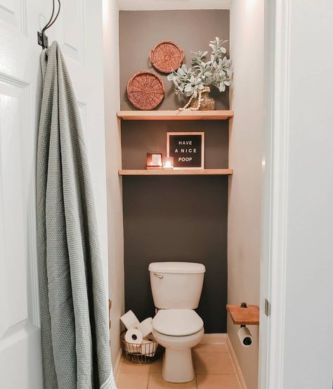 Small Half Bathroom Ideas Boho, Extra Space In Bathroom, Toilet Nook Ideas, Toilet Room Decor Ideas, Earthy Powder Room, Toilet Closet Decor, Boho Powder Room Ideas, Narrow Half Bathroom Ideas, Toilet Nook