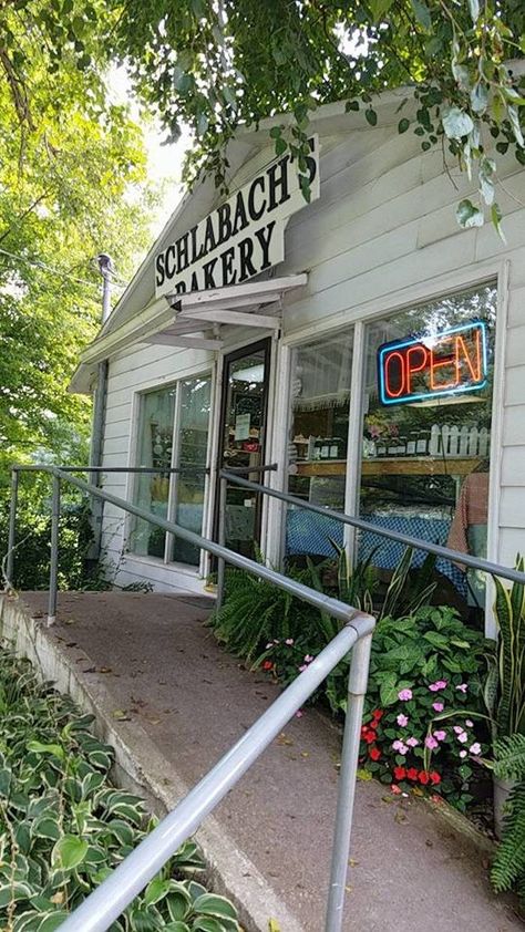 Schlabach's Amish Bakery In Kentucky Is One Of The Best On Earth Camping Kentucky, Korean Vacation, Visit Kentucky, Amish Bakery, Tennessee Attractions, Kentucky Attractions, Kentucky Vacation, Paducah Kentucky, Kentucky Bourbon Trail