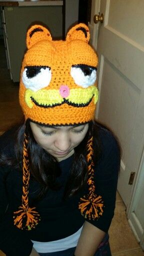 CROCHET GARFIELD HAT INSPIRED BY:  http://amray1976.blogspot.com/2013/01/crochet-garfield-hat.html Garfield Graduation Cap, Garfield Crochet Hat, Crochet Garfield Hat, Funny Crochet Hats, Garfield Clothes, Garfield Hat, Crochet Garfield, Garfield Stuff, Start Crochet