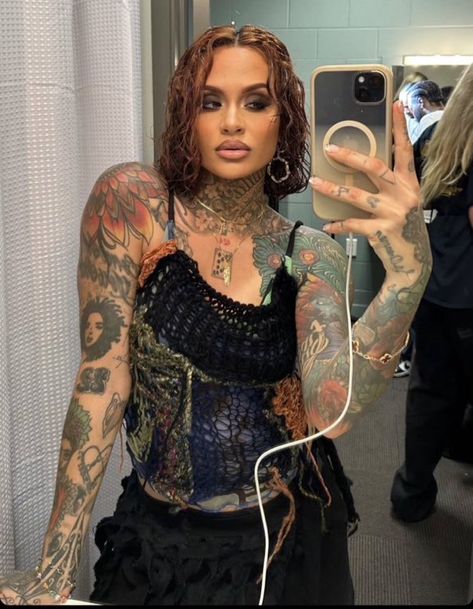 Kehlani Tattoo Ideas, Kehlani Short Hair, Kehlani Selfies, Kehlani Tattoo, Kehlani Concert, Dark Disney Tattoo, Hand Tattoo Designs, Kehlani Parrish, Tattoed Women