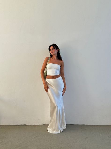 Long Maxi Skirts Silk, Silk Skirt Beach Outfit, How To Style A Silk Skirt For Summer, Cream Satin Maxi Skirt, Long White Silk Skirt, Long Satin Skirts, Long White Satin Skirt, Long Silk Skirt Outfit Summer, Maxi Satin Skirt Outfit Summer