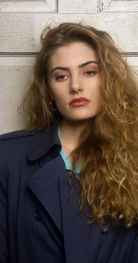 Mädchen Amick. Twin Peaks (TV Series 1990–1991) Twin Peaks 1990, 90s Grunge Hair, Laura Palmer, 90s Makeup, Vanessa Morgan, Fluffy Hair, Cole Sprouse, Twin Peaks, Grunge Hair