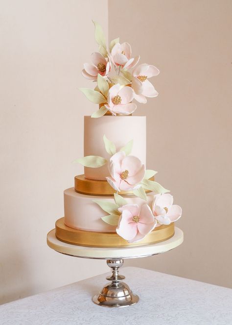 Pink Magnolias Wedding Cake by Rosalind Miller Cakes Magnolia Cake, Botanical Cake, Wedding Cakes Ideas, Cake Styles, Elegant Cake Design, Ivory Wedding Cake, Artist Cake, Magnolia Wedding, London Cake