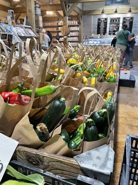 Fresh Produce Packaging, Farmers Market Stand, Fruit And Veg Shop, Harvest Market, Vegetable Shop, Grocery Store Design, Grocery Savings, Farm Store, Food Concept