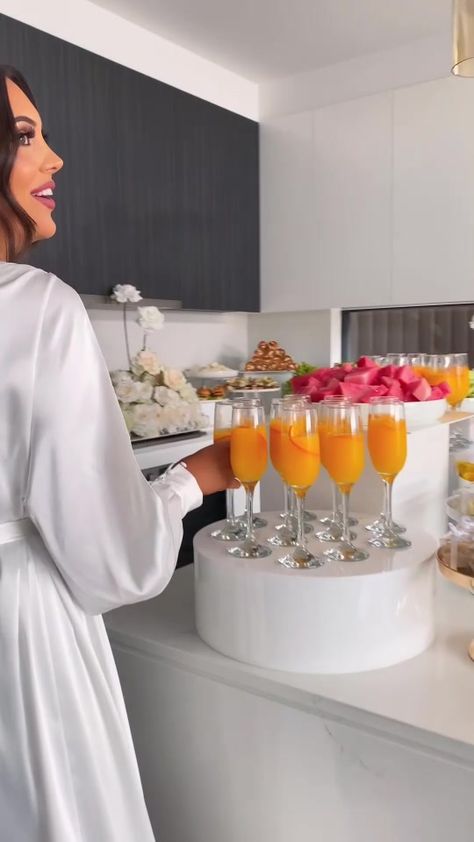 Wedding Morning Set Up, Bridal Breakfast Ideas Mornings, Wedding Getting Ready Food, Bridal Breakfast Ideas, Wedding Morning Food, Food For Bridal Party Getting Ready, Wedding Morning Breakfast Bridesmaids, Bridesmaids Breakfast, Bridal Suite Food Ideas