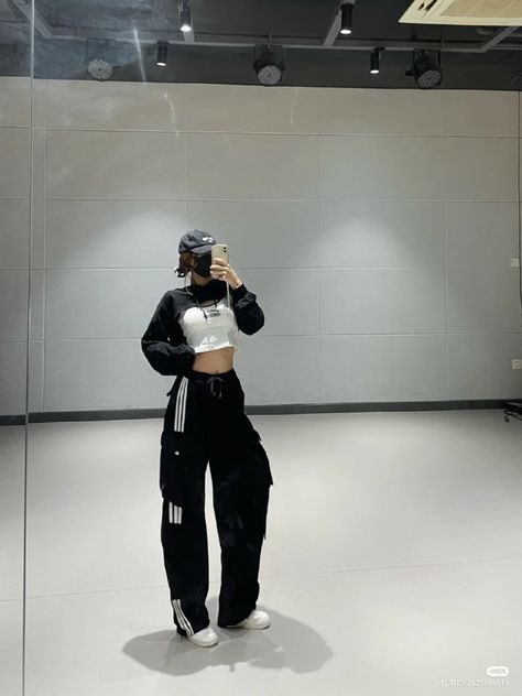 Kpop Dancers Outfit, Dance Workout Outfits, Dance Fits Hip Hop, Black And White Hiphop Outfit, Hip Hop Outfits For Women Dancers, Dance Aesthetic Outfits, Dancer Outfits Hip Hop Aesthetic, Dancer Outfits Hip Hop Street, Training Outfit Aesthetic