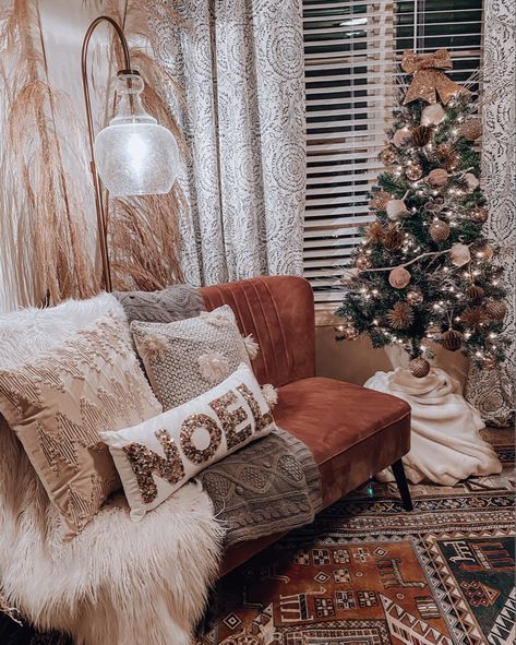 Christmas Decor Ideas Boho Chic, Homey Christmas Decor Ideas, Neutral Boho Christmas Decor, Boho Christmas Front Porch, Boho Living Room Christmas, Christmas Decor Home Office, Farmhouse Boho Christmas Decor, Boho Christmas Decor Living Room, Boho Christmas Front Porch Decor