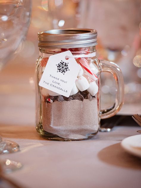 DIY hot chocolate wedding favor for winter weddings Hot Chocolate Mason Jar, Jar Wedding Favors, Hot Chocolate Wedding Favors, Mason Jar Wedding Favors, Wedding Favour Jars, Summer Favors, Diy Hot Cocoa, Favour Jars, Winter Wedding Favors