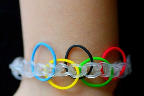 17 Game-Winning Olympics Crafts for Kids via Brit + Co Olympics Crafts For Kids, Diy Olympic Rings, Olympic Crafts For Kids, Royal Family Kids Camp, Winter Olympics Activities, Rubber Band Charms, Kids Olympics, Olympic Crafts, Loom Love