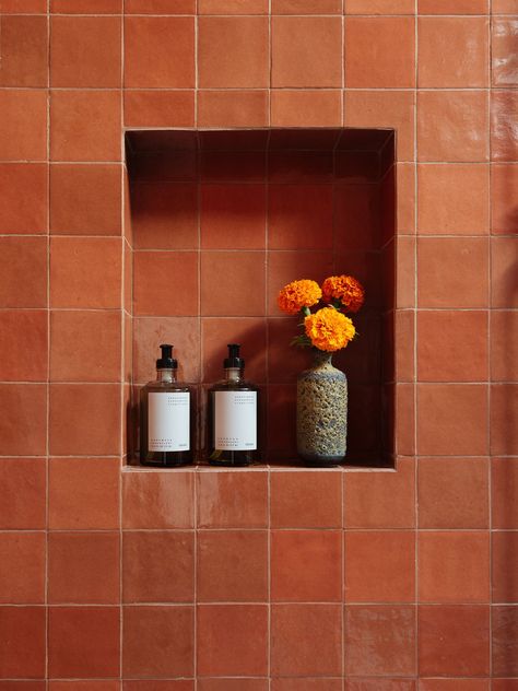 Wallpaper Ideas Bathroom, Terracotta Bathroom, Tile Bathrooms, Earthy Bathroom, Bathroom Wallpaper Ideas, Bathroom Aesthetics, Orange Tiles, Mexican Tiles, Orange Bathrooms