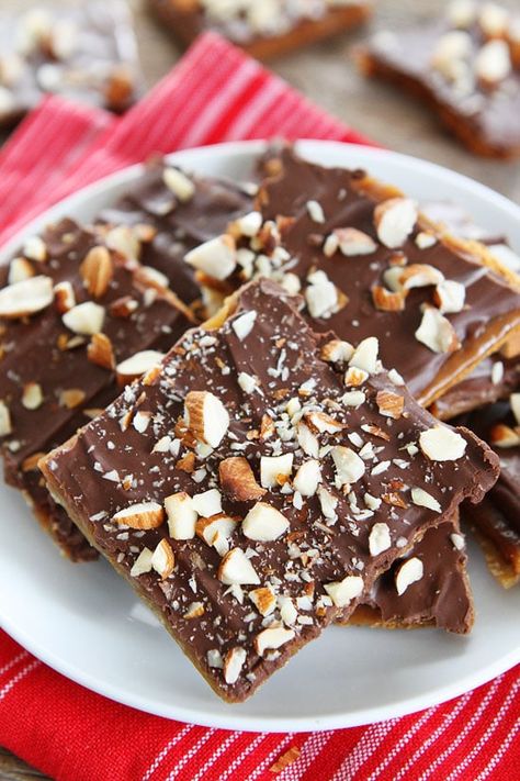 Easy Graham Cracker Toffee Recipe on twopeasandtheirpod.com You only need 5 ingredients to make this delicious toffee! It is the perfect holiday treat! Graham Cracker Recipes Desserts, Graham Cracker Treats, Cracker Toffee Recipe, Graham Cracker Dessert, Graham Cracker Toffee, Saltine Cracker Toffee, Graham Cracker Recipes, Cracker Toffee, Toffee Recipe