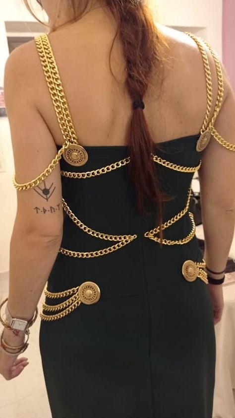 Chanel Chain Dress, Xmas Party Dresses, Rachel Green Outfits, Chanel Chain, Iranian Women Fashion, Chain Dress, Versace Dress, Fashion Vocabulary, Iconic Dresses