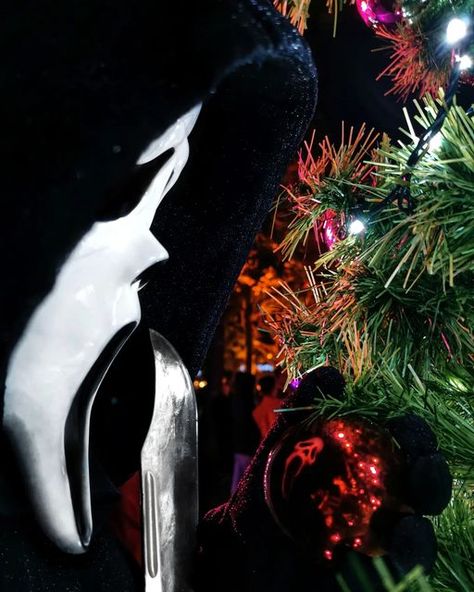 Scream Christmas Wallpaper, Ghostface Christmas, Christmas Floats, Scream Christmas, Goth Christmas, Christmas Horror, Ghostface Scream, Horror Stuff, Creepy Christmas