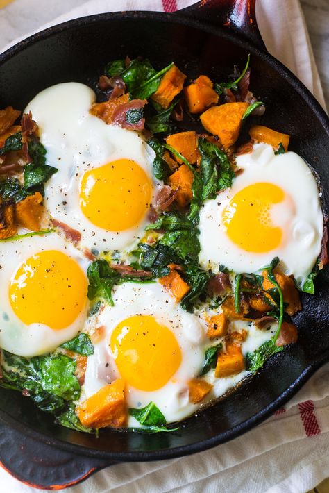 Butternut Squash Prosciutto Breakfast Hash via LittleFerraroKitchen.com Squash Breakfast Recipes, Prosciutto Breakfast, Butternut Squash Breakfast, Squash Breakfast, Breakfast Hash Recipes, Whole30 Breakfast Recipes, Paleo Foods, Hash Recipe, Whole 30 Breakfast