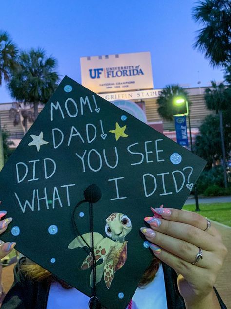 Disney Graduation Cap, Funny Graduation Caps, Creative Graduation Caps, Graduation Cap Ideas, Disney Graduation, College Grad Cap Ideas, Grad Cap Decorated, Graduation Cap Decoration Diy, High School Graduation Cap