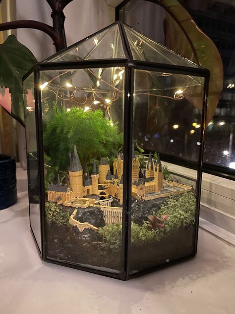 Pandora Terrarium, Movie Themed Terrarium, Harry Potter Themed Terrarium, Nerdy Terrarium Ideas, Hogwarts Terrarium, Witchy Terrarium Ideas, Lord Of The Rings Terrarium, Harry Potter Terrarium Diy, Themed Terrarium Ideas