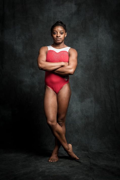 Simone Biles Photoshoot, Gymnastics Portraits, Gymnastics Photoshoot, Basic Poses, Headshots Corporate, Sports Portraits, Sport Portraits, Gymnastics Poses, Portrait Editorial