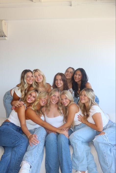 Alpha phi sorority executive board photoshoot. Denim photo shoot with white back drop. Best friend photo shoot Group Photoshoot Themes Outfit, White Shirt And Jeans Photoshoot Friends, Friend Photoshoot Ideas Group, Exec Pictures Sorority, Selfie Poses With Friends Group, Casual Group Photoshoot Ideas, Womens Group Photoshoot, Insta Photo Ideas Group, Sorority Exec Photoshoot Ideas